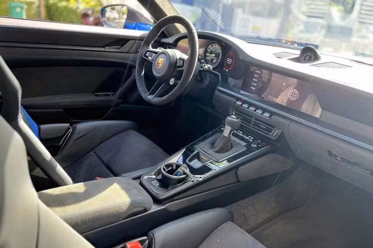 Chiếc xe thể thao Porsche 911 GT3 2022 này gây ấn tượng nhất chính là việc áp dụng nhiều công nghệ tiên tiến và còn được ra đời với sự hỗ trợ của bộ phận xe đua.