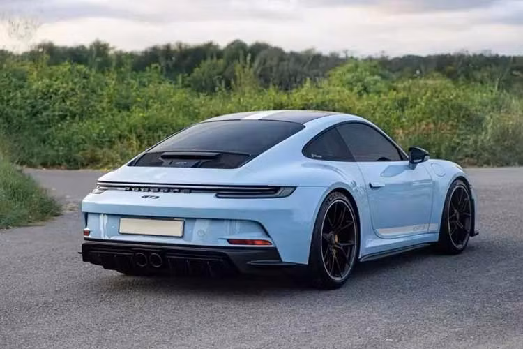 Chiếc Porsche 911 GT3 trong bài này nguyên bản có màu xanh dương đậm mang mã Shark Blue, và hiện tại, xe đã được chủ nhân cho dán đổi màu sang xanh ngọc bích nhạt, chiếc xe cũng vẫn giữ nguyên gói nâng cấp sang Touring mà chồng của Đàm Thu Trang từng thực hiện.
