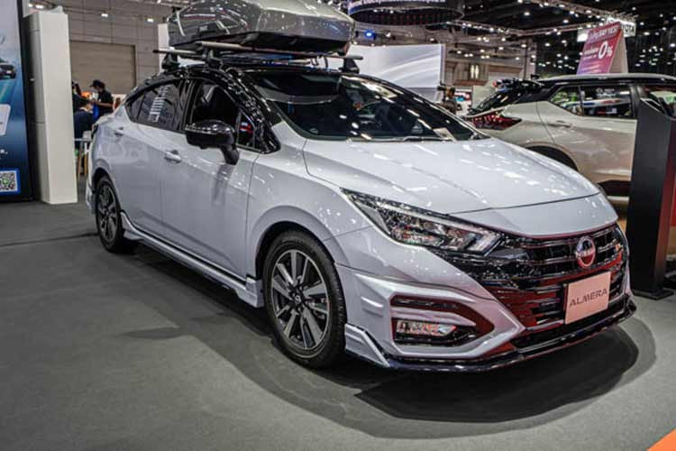 Nissan Almera 2026 vừa ra mắt tại Thái Lan với một số thay đổi nhẹ về ngoại thất, nâng cấp đáng chú ý ở mẫu sedan cỡ B này là trang bị an toàn và điều chỉnh giá bán, dao động từ 573.000 đến 699.000 baht (tương đương từ 482-590 triệu đồng).