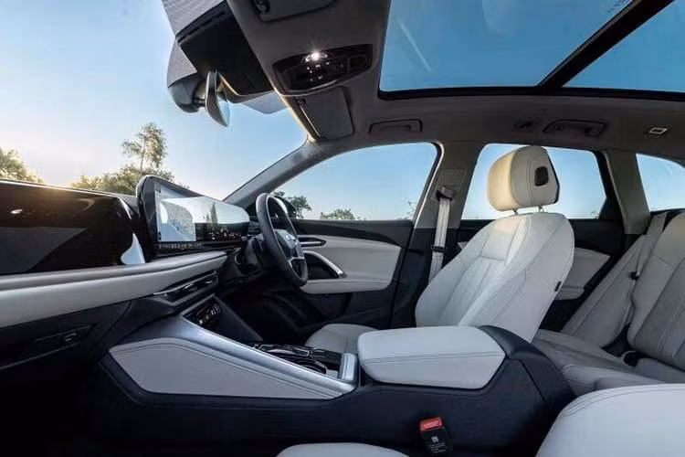 Đặc biệt với những ai yêu thích cảm giác lái thể thao, mẫu Audi A5 2026 sẽ có chế độ vận hành Dynamic Plus, cho phép kiểm soát hiện tượng thừa lái (oversteer) nhờ tinh chỉnh vi sai thể thao quattro, hệ thống phân bổ lực phanh và cân bằng điện tử ESC.