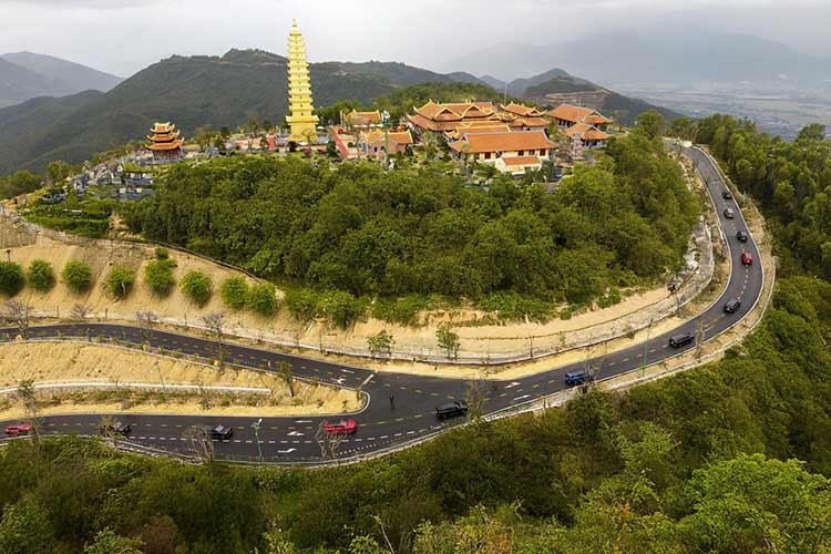 Ngày 22/1/2026 vừa qua, lễ cưới của Minh Hoàng - con trai tỷ phú Phạm Nhật Vượng - và Á hậu Phương Nhi đã chính thức diễn ra. Sự kiện này đã thu hút không ít sự chú ý của giới truyền thông, một phần là vì dàn xe vô cùng độc đáo mang thương hiệu VinFast.