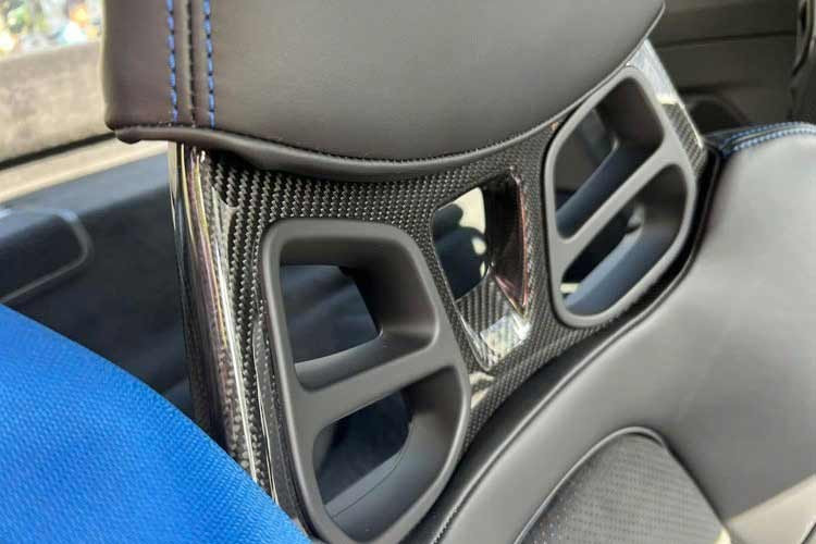 Xe đua đường phố Porsche 911 GT3 phiên bản 992 sẽ mất thời gian từ 3,4 giây đến 3,9 giây để tăng tốc từ vị trí xuất phát lên 100 km/h, tùy theo việc xe sử dụng hộp số 7 tốc độ PDK hay số sàn. Vận tốc tối đa trên bản sử dụng số sàn là 320 km/h và số tự động là 318 km/h.