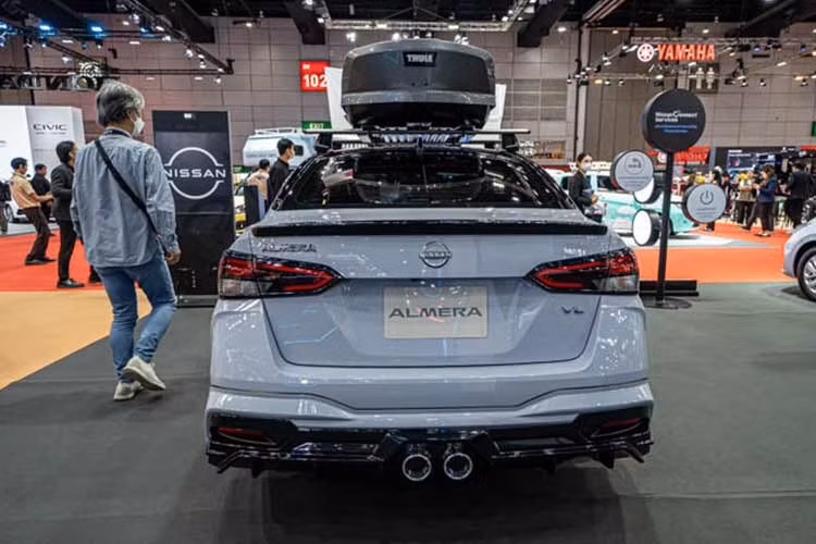 Nissan Almera 2026 mang đến 6 lựa chọn màu sắc ngoại thất, bao gồm các màu trắng, đỏ, đen, xám, xanh đậm và xám ngọc trai. Đặc biệt, bản VL có thêm tùy chọn màu sơn hai tông với mui xe màu đen để tăng tính thời trang và cá tính.
