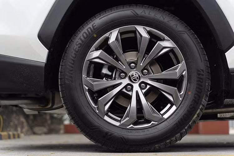 Về hiệu năng, cả hai đều sử dụng hệ thống hybrid gồm động cơ xăng 4 xi-lanh 2.5L chu trình Atkinson, kết hợp động cơ điện 100kW và pin lithium-ion 1,09kWh. Công suất tối đa đạt 186 mã lực, truyền động qua hộp số vô cấp CVT.