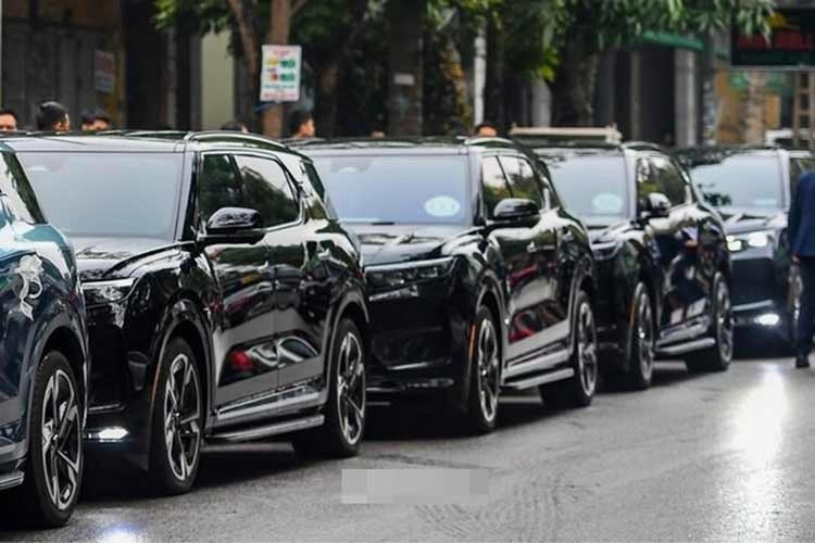 Ngoài cặp đôi xe mui trần "hàng thửa" cũng như Lạc Hồng 900 LX, đám cưới Minh Hoàng - Phương Nhi còn hội tụ những mẫu xe VinFast khác như VF7, VF8 và VF9 đủ các phiên bản khá đẹp mắt.