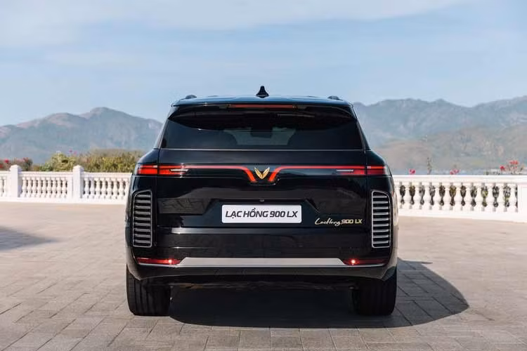 Ngoài ra, xe còn có màn hình thông tin giải trí 15,6 inch cùng hệ thống âm thanh Audison 13 loa vệ tinh với 1 loa siêu trầm và 1amply rời. Phía sau là hàng ghế nguyên thủ siêu rộng, đi kèm bệ tì chân, vách ngăn khoang lái bằng kính cách âm, rèm chỉnh điện cũng như điện đàm cho phép trao đổi giữa khoang trước và sau.