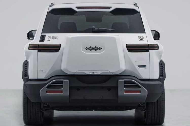 Khi mua mẫu SUV điện BYD Fang Cheng Bao Tai 3 2026 này, khách hàng Trung Quốc có thể lựa chọn bản dẫn động cầu sau (RWD) hoặc dẫn động bốn bánh (AWD). Ở bản RWD, công suất tối đa của xe được tăng từ 215 mã lực lên 322 mã lực và thời gian tăng tốc 0-100 km/h dự kiến giảm xuống dưới 7,9 giây.