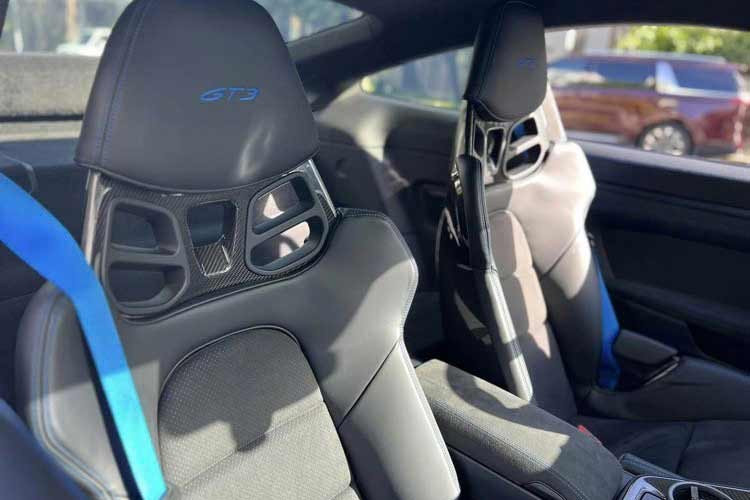 Nên dù chỉ được trang bị động cơ 6 xi-lanh hút khí tự nhiên, dung tích 4.0 lít nhưng lại bơm ra công suất tối đa ấn tượng 503 mã lực tại vòng tua máy 8.400 vòng/phút và mô-men xoắn cực đại 470 Nm tại tua máy 6.100 vòng/phút. Các thông số này đều tăng khoảng 10 mã lực cũng như Nm so với xe Porsche 911 GT3 phiên bản 991.2 chỉ có đúng 1 chiếc tại thị trường Việt Nam.