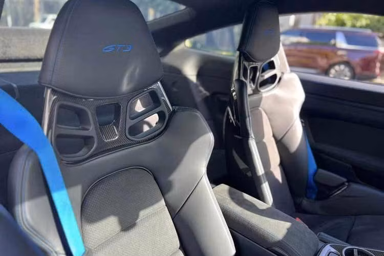 Nên dù chỉ được trang bị động cơ 6 xi-lanh hút khí tự nhiên, dung tích 4.0 lít nhưng lại bơm ra công suất tối đa ấn tượng 503 mã lực tại vòng tua máy 8.400 vòng/phút và mô-men xoắn cực đại 470 Nm tại tua máy 6.100 vòng/phút. Các thông số này đều tăng khoảng 10 mã lực cũng như Nm so với xe Porsche 911 GT3 phiên bản 991.2 chỉ có đúng 1 chiếc tại thị trường Việt Nam.