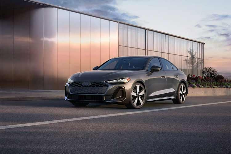 Ở phiên bản mới, bộ đôi Audi A5 và Q5 2026 được trang bị giao diện người dùng hoàn toàn mới trong hệ thống Audi Digital Stage – tổ hợp ba màn hình với cụm đồng hồ kỹ thuật số, màn hình thông tin giải trí cong và màn hình phụ cho hành khách.