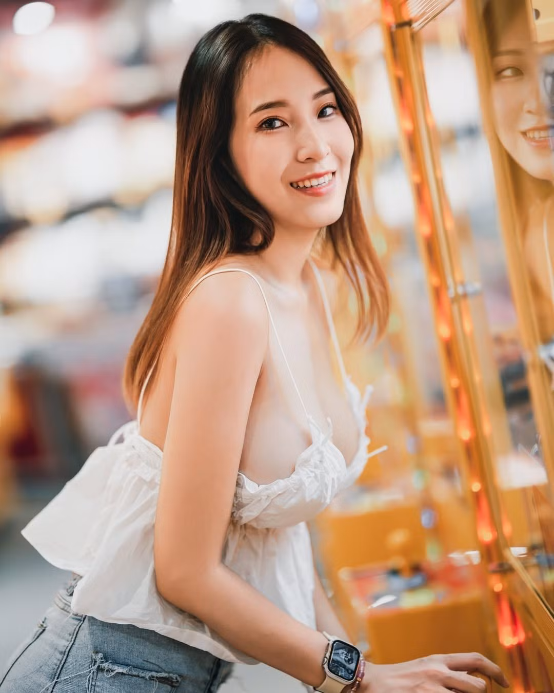 Tuy nhiên, sự thật nhanh chóng được hé lộ. Cô gái trong ảnh chính là VINA, một hot girl kiêm người mẫu mạng nổi tiếng với phong cách ăn mặc táo bạo và thường xuyên xuất hiện trong các video quảng cáo đồ ăn đường phố.