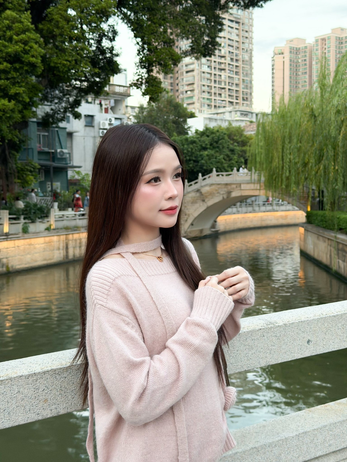 Trong những hình ảnh đời thường lẫn lúc xuất hiện tại sự kiện, Sam ghi điểm với làn da sáng mịn, thần thái tự tin và phong cách thời trang tinh tế.