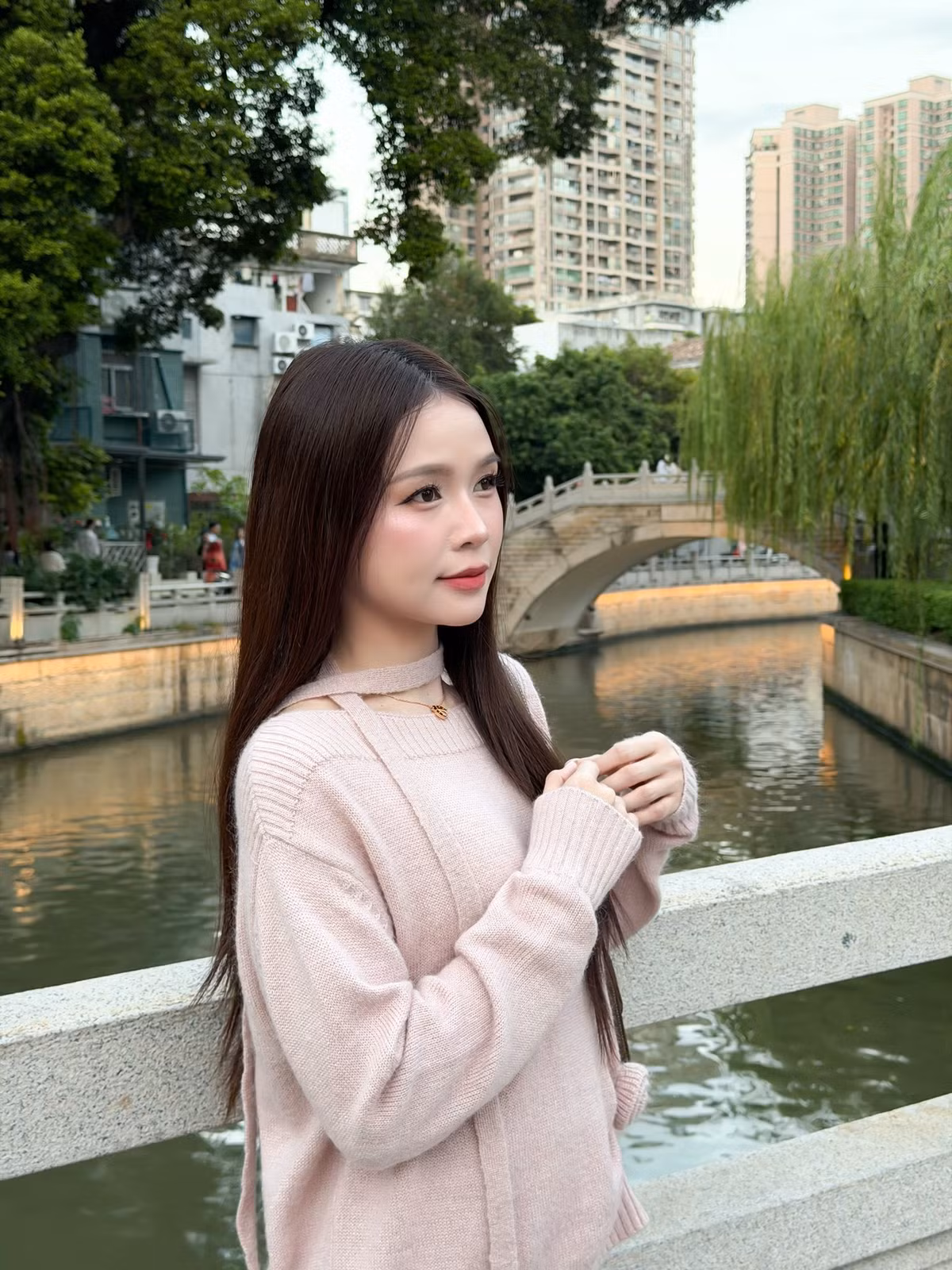 Trong những hình ảnh đời thường lẫn lúc xuất hiện tại sự kiện, Sam ghi điểm với làn da sáng mịn, thần thái tự tin và phong cách thời trang tinh tế.