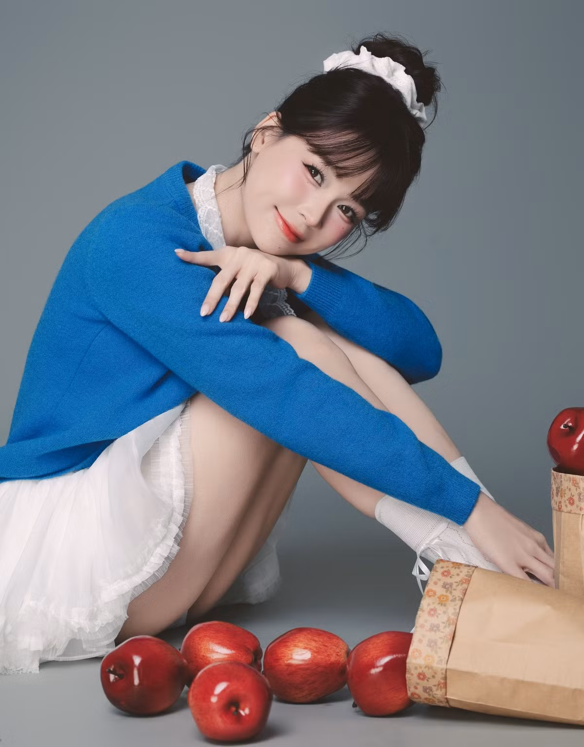 Nhiều khán giả nhận xét, chính sự tối giản và tiết chế trong cách ăn mặc lại khiến nhan sắc của Sam thêm phần cuốn hút.