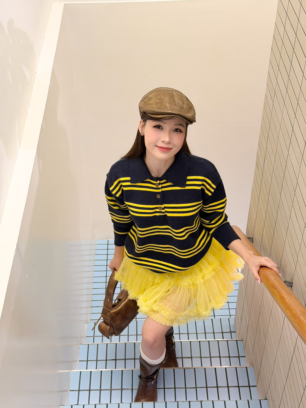 Gương mặt Sam trở nên đầy đặn hơn, đường nét hài hòa, ánh mắt ánh lên sự chín chắn và bình yên của người phụ nữ đã bước sang một cột mốc mới trong cuộc sống.