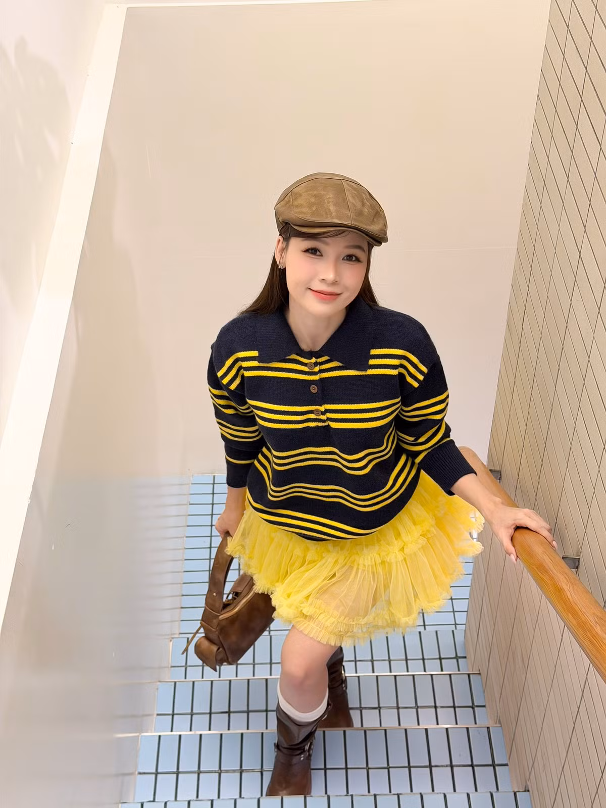 Gương mặt Sam trở nên đầy đặn hơn, đường nét hài hòa, ánh mắt ánh lên sự chín chắn và bình yên của người phụ nữ đã bước sang một cột mốc mới trong cuộc sống.