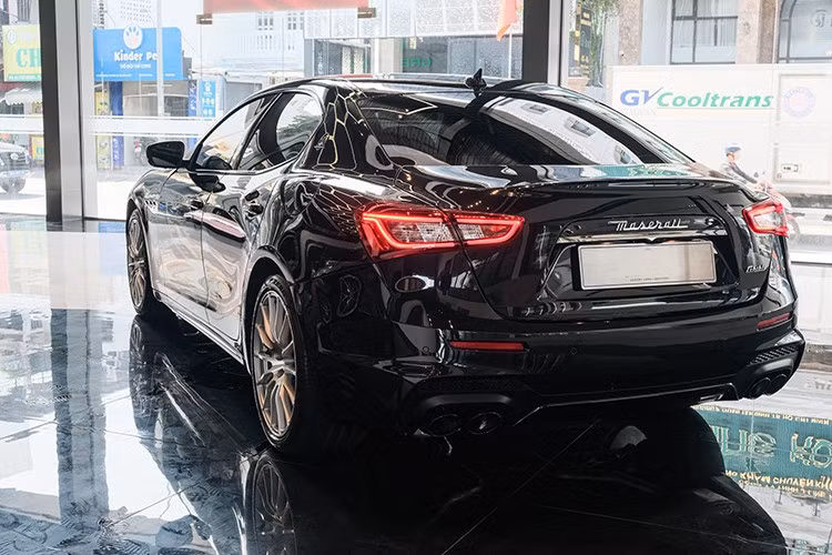 Tại thời điểm về nước, Maserati Ghibli Ribelle chính hãng có giá bán hơn 6,5 tỷ đồng, lăn bánh luôn gần 7,5 tỷ đồng, và sau 5 năm, xe đã mất giá hơn 1/2, cụ thể, hiện chiếc Maserati Ghibli Ribelle độc nhất vô nhị tại thị trường Việt Nam được chào bán 2,5 tỷ đồng.