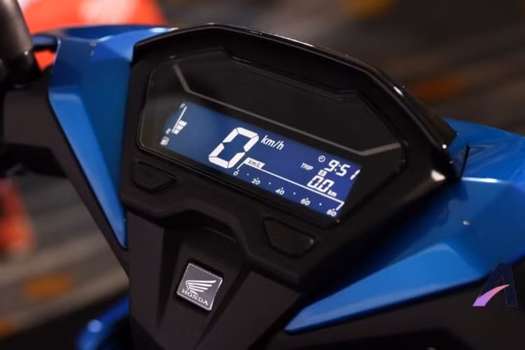 Bảng đồng hồ LCD kỹ thuật số của Honda Vario 125 hiển thị đầy đủ thông tin như mức tiêu thụ nhiên liệu, thời gian, và các dữ liệu vận hành quan trọng.