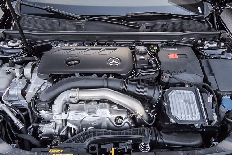 Giám đốc sản xuất của Mercedes-Benz, ông Jörg Burzer cho biết lượng đơn đặt hàng dành cho CLA mới là "rất đáng khích lệ", đồng thời khẳng định tiến độ tăng sản lượng đang diễn ra thuận lợi. Tuy nhiên, ông cũng thừa nhận hãng đang gặp một số thách thức trong chuỗi cung ứng, đặc biệt liên quan đến vật liệu đất hiếm từ Trung Quốc.