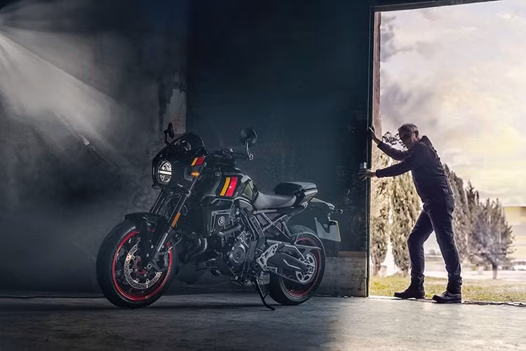 Trong khi đó, Suzuki GSX-8TT có hai tùy chọn màu sắc – màu Pearl Matt Shadow Green với vành xe màu vàng, và màu Glass Sparkle Black với vành xe màu đỏ, cùng các đề can màu đỏ và vàng.