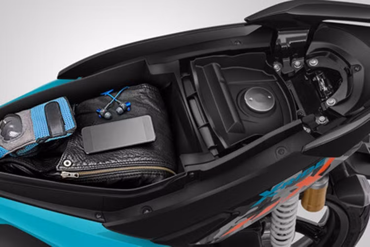 Màn hình hiển thị còn đi kèm đèn báo tiết kiệm nhiên liệu, lốp không săm kích thước 80/80-14 phía trước và 100/70-14 phía sau, cùng với hệ thống giảm xóc sau có bình dầu phụ.