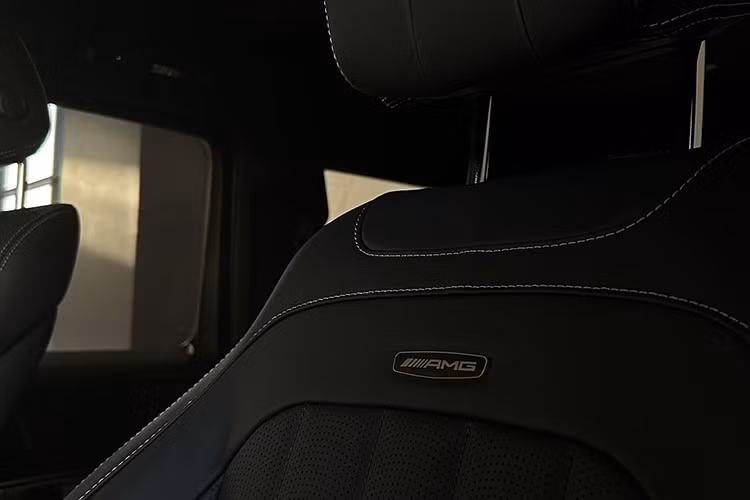 Các chi tiết mạ chrome góp phần làm tăng thêm phần sang trọng và hiện đại cho nội thất xe SUV hạng sang Mercedes-AMG G63. Đặc biệt, kích thước màn hình trung tâm của Mercedes-AMG G63 đời mới đã tăng lên đến 12,3 inch, hệ thống đèn viền 64 màu và cửa gió điều hòa theo phong cách turbine.
