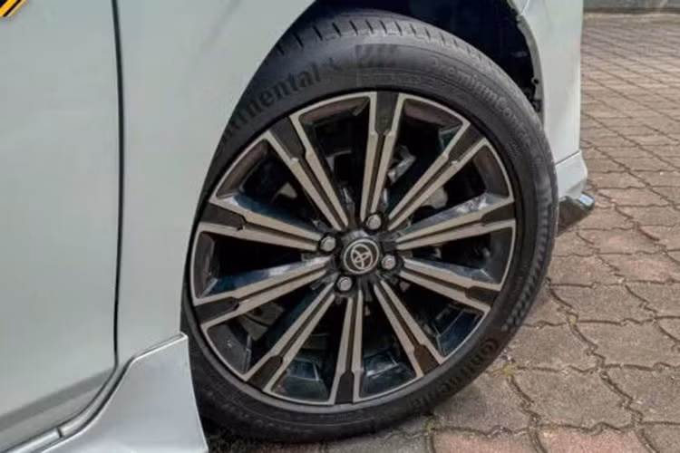 Dù vậy, tình hình tại Philippines còn chậm hơn, khi mẫu Toyota Vios tại đây vẫn chưa được nâng cấp. Xe hiện được trang bị động cơ 1.3L cũ với hiệu suất thấp hơn so với bản tại Việt Nam. Tuy nhiên, mới đây Toyota Motor Philippines đã nhận được phê duyệt đối với một mẫu xe du lịch mới, sử dụng động cơ 1.329cc.