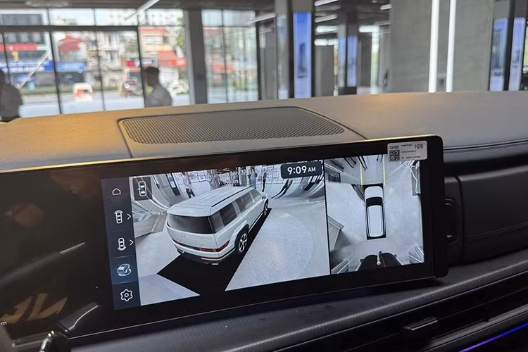 Cụ thể xe Hyundai SantaFe có số VIN 2024 của đại lý được chào bán "giá mềm" , sau khi lăn bánh ở tỉnh sẽ gần 1 tỷ đồng. Mức giá này khá hấp dẫn so với giá trước đó. Hiện tại, Hyundai Thành Công đang áp dụng chương trình khuyến mãi giảm 100% lệ phí trước bạ cho người mua xe.