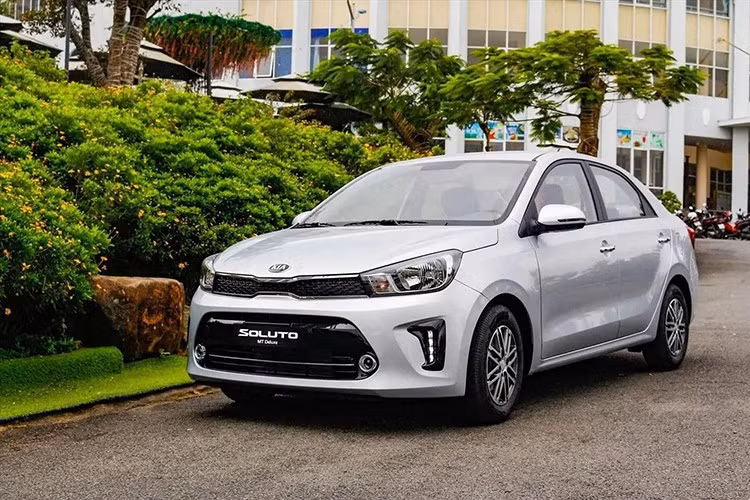 Kia Soluto MT: 386 triệu đồng ﻿Là một trong những mẫu sedan lắp ráp trong nước có giá rẻ nhất, Kia Soluto MT được bán với mức giá 386 triệu đồng, hướng đến khách hàng cá nhân và các đơn vị kinh doanh vận tải nhỏ lẻ nhờ mức đầu tư thấp và thiết kế dễ vận hành. Mẫu xe sở hữu kích thước tổng thể dài 4.300 mm, rộng 1.700 mm và cao 1.460 mm; chiều dài cơ sở ở mức 2.570 mm; khoảng sáng gầm 150 mm.