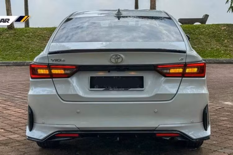 Toyota Vios đang phân phối tại Việt Nam thuộc thế hệ thứ 3, ra mắt từ năm 2014. Đến nay, xe đã có 3 lần nâng cấp giữa vòng đời, lần lượt vào năm 2018, 2021 và 2023. Ở lần nâng cấp giữa vòng đời mới nhất, xe đã được cải tiến nhẹ về thiết kế và trang bị.