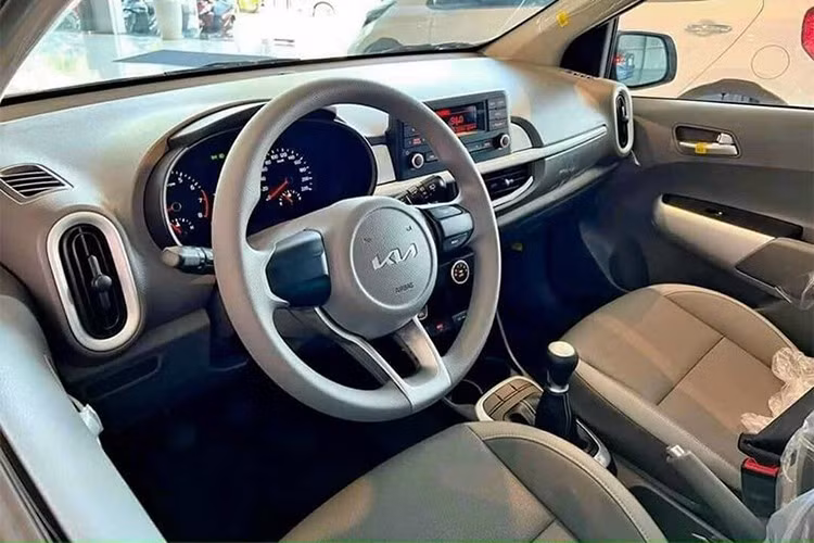 Tuy nhiên, kích thước nhỏ cũng đồng nghĩa với khoang hành khách và khoang hành lý hạn chế, khiến mẫu xe này không phải lựa chọn tối ưu cho dịch vụ chở khách đường dài. Phiên bản MT được trang bị động cơ xăng 1.25L cho công suất tối đa 83 mã lực, mô-men xoắn 120 Nm, kết hợp hộp số sàn 5 cấp. Mức tiêu thụ nhiên liệu trung bình khoảng 6 lít/100 km, phù hợp với yêu cầu tiết kiệm chi phí vận hành.