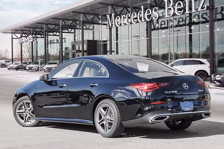 Lần đầu tiên trong lịch sử dòng CLA, Mercedes-Benz cung cấp song song cả phiên bản thuần điện và phiên bản dùng động cơ đốt trong. Đây được xem là yếu tố góp phần tạo nên sức hút mạnh mẽ cho thế hệ CLA mới.