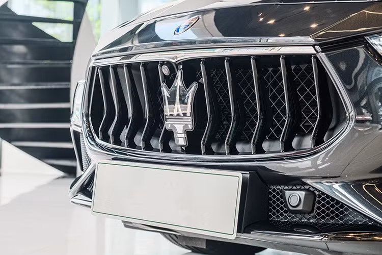 Điểm nhấn làm nên sự khác biệt của Maserati Ghibli Ribelle so với phiên bản thường có thể nhìn thấy bên ngoài chính là bộ áo màu đen mang tên gọi Nero Ribelle ấn tượng. Phối cùng màu sơn đen ánh kim này chính là bộ mâm hợp kim GTS 20 inch màu bạc của hợp kim nhôm cùng bộ heo màu đỏ bắt mắt.