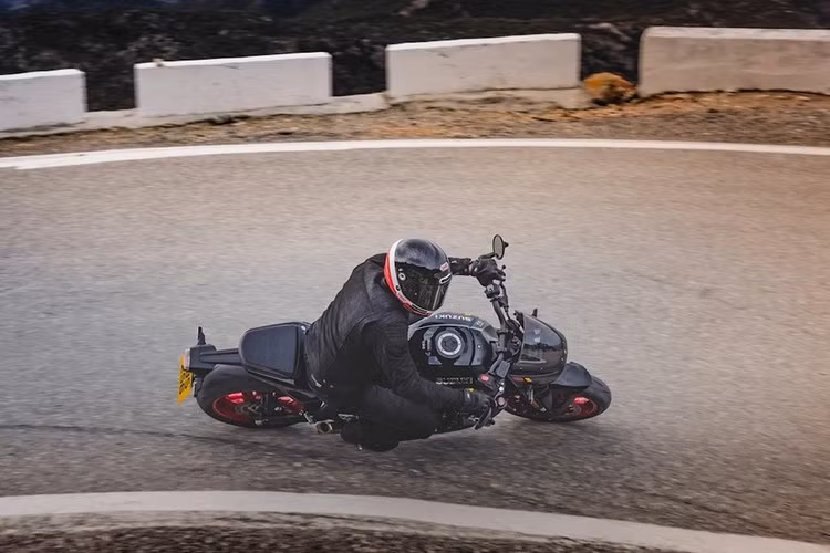 Một điểm khác biệt nữa giữa hai chiếc xe này là phuộc KYB ngược, có màu đen trên TT và màu vàng trên T. Chúng chỉ khác nhau về màu sắc, với cả hai đều lấy từ mẫu 8S hiện có.