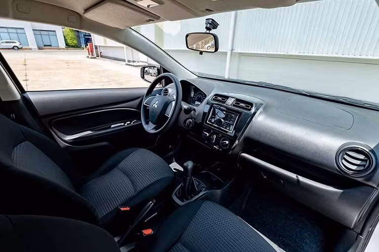 Về kích thước, xe dài 4.305 mm, rộng 1.670 mm và cao 1.515 mm. Kích thước này tương đối nhỏ gọn nhưng vẫn đảm bảo không gian đủ dùng cho hành khách và hành lý ở các chuyến đi ngắn. Nội thất xe xe có bảng đồng hồ được làm dạng Analog với 3 cụm đồng hồ, đồng hồ chính giữa giúp hiển thị tốc độ, bên trái là đồng hồ hiển thị mô-men xoắn, đồng hồ bên phải hiển thị thông tin về chế độ lái cùng một số cảnh báo...