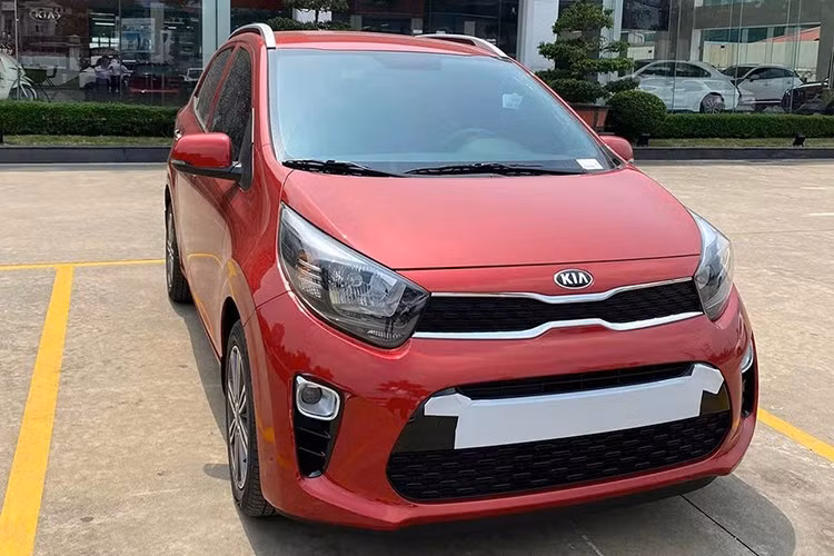 Kia Morning MT: 349 triệu đồng ﻿Là một trong những mẫu xe xăng số sàn rẻ nhất tại Việt Nam hiện nay, Kia Morning MT hướng đến nhóm khách hàng cần phương tiện di chuyển cơ bản với chi phí đầu tư thấp. Phiên bản này phù hợp cho nhu cầu sử dụng cá nhân, chạy dịch vụ hay giao hàng trong nội thành. Kia Morning MT có kích thước nhỏ gọn, phù hợp để luồn lách trong các đô thị đông đúc.