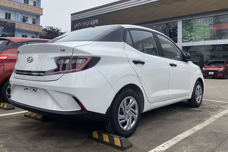 Động cơ kết hợp với hộp số sàn 5 cấp. Theo công bố, mức tiêu thụ nhiên liệu trung bình của xe chỉ 5,34 lít/100km, giúp Grand i10 MT trở thành lựa chọn tiết kiệm hàng đầu trong phân khúc xe nhỏ cỡ A.