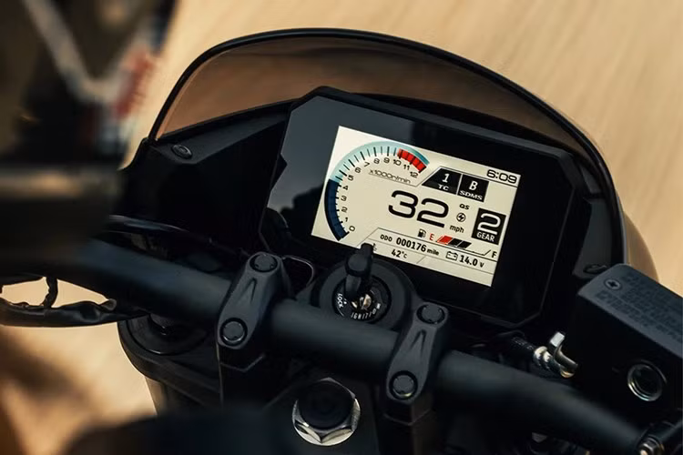 Cả 2 phiên bản đều có thiết kế naked bike tân hoài cổ khiến chúng trở thành đối thủ trực tiếp của Honda CB650R. Bản TT được phân biệt bằng một mào gió nhỏ phía trước - được cho là lấy cảm hứng từ những chiếc xe đua trong quá khứ, chẳng hạn như bản độ Yoshimura GS1000 lần đầu tiên tham gia thi đấu vào cuối những năm 1970.