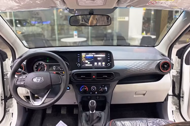 Grand i10 MT sở hữu các trang bị cơ bản như: mâm thép 14 inch, đèn pha halogen, ghế nỉ và khởi động bằng chìa khóa cơ. Không gian lái không có màn hình giải trí trung tâm và chỉ được trang bị một túi khí. Cung cấp sức mạnh cho xe là động cơ xăng 1.2L cho công suất 83 mã lực, mô-men xoắn 114 Nm.