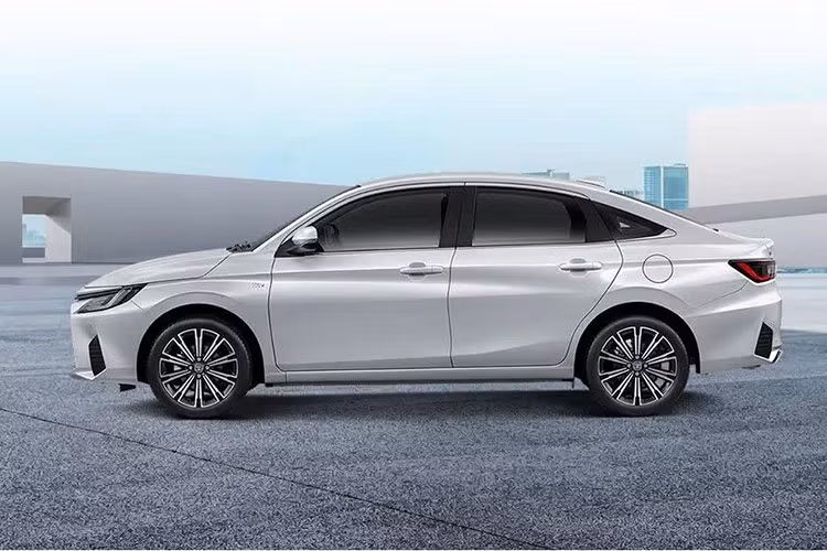 Thực tế, mẫu xe sedan Toyota Vios thế hệ mới này từng bị trì hoãn ra mắt tại nhiều thị trường, trong đó có Việt Nam, do liên quan đến cuộc điều tra gian lận kiểm tra an toàn vào đầu năm 2023.