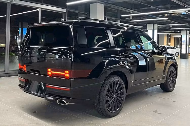 Tuy nhiên, chiếc xe Hyundai SantaFe có số VIN 2024 này đã được 1 khách hàng chốt đơn và chỉ đúng 1 xe xả kho với mức giá 855 triệu đồng. Hiện đại lý cũng còn xe Hyundai SantaFe có số VIN 2024 nhưng mức giá mới là 905 triệu đồng.