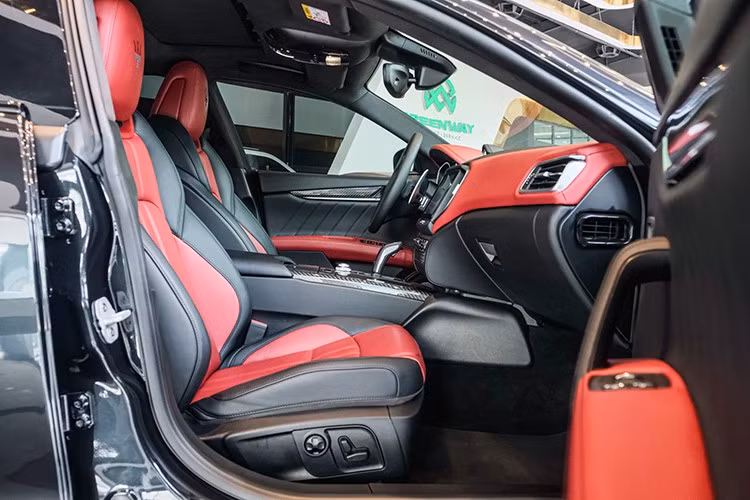 Maserati cũng không quên trang bị đèn pha full LED ma trận tích hợp công nghệ chiếu sáng thông minh, cửa sổ trần và dàn loa Harman Kardon 10 loa.