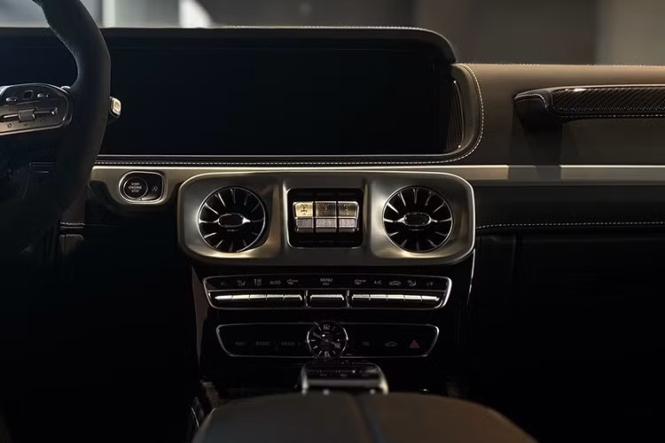 Khách hàng còn có thể chọn màu gỗ ốp trong nội thất hay vô lăng phong cách thể thao AMG Performance có thể bọc da Nappa Dinamica, da Nappa có thêm sơn màu đen của đàn Piano hay cả carbon với giá lên đến 900 USD (khoảng 20,8 triệu đồng). Hệ thống giải trí cho hàng ghế sau sẽ có giá từ 61 triệu đồng.