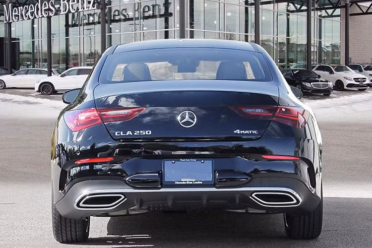 Dù hãng đã tăng cường sản xuất nhưng thời gian giao xe có thể vẫn bị kéo dài. Nhiều đơn hàng được ký từ tháng 4/2025 sẽ phải chờ đến tận năm 2026 mới có thể bàn giao. Trước tình hình này, hãng dự kiến sẽ tạm thời dừng tiếp nhận đơn đặt hàng nội bộ từ nhân viên để ưu tiên phục vụ khách hàng bên ngoài.