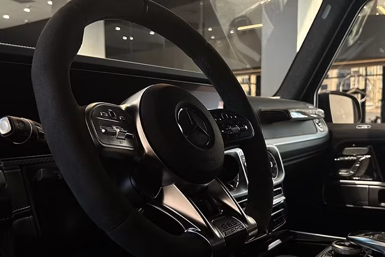 Bên trong khoang lái của Mercedes-AMG G63 là một không gian hiện đại, sang trọng và rộng rãi, khoảng để chân sau rộng thêm 150 mm, bề ngang của xe cũng được tăng thêm 68 mm. Nội thất sử dụng chất liệu da cao cấp cùng các tùy chọn màu thời trang. Mercedes-AMG G63 đưa ra 30 màu sắc cùng chất liệu da để bọc cho ghế ngồi với mức giá từ hoàn toàn miễn phí cho đến hơn cả nghìn đô la.