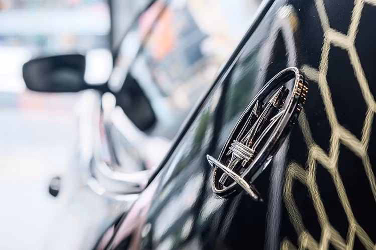 Chưa dừng lại đó, chiếc xe sedan hạng sang tầm trung Maserati Ghibli Ribelle đầu tiên về Việt Nam còn có gói trang bị ngoại thất “Nerissimo”. Với gói tuỳ chọn này, những chi tiết vốn mạ crôm của Maserati Ghibli Ribelle sẽ trở nên lạnh lùng hơn nhờ các chi tiết sơn màu đen bóng như nan lưới tản nhiệt, viền hốc gió, tay nắm cửa, chụp pô, đèn hậu.