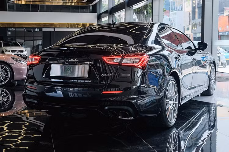 Trên thực tế có thêm 200 chiếc sedan hạng sang tầm trung Maserati Ghibli Ribelle dành cho 3 thị trường khác là châu Âu, Trung Đông và châu Phi. Mỗi chiếc xe này có logo One of 200, trong khi đó, chiếc xe sedan hạng sang tầm trung Maserati Ghibli Ribelle về Việt Nam dành cho xe ở thị trường châu Á chỉ khoảng 30 chiếc nên có logo One of 30.