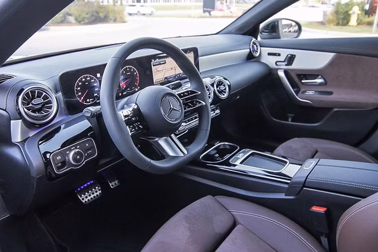 Ở nhóm xe thuần điện, hãng tung ra hai phiên bản chính: CLA 250+ EQ và CLA 350 4MATIC EQ. Cả hai đều sử dụng nền tảng điện áp cao 800V và bộ pin lithium-ion dung lượng 85 kWh. Cung cấp sức mạnh cho CLA bản 250+ EQ là motor điện đặt tại cầu sau cho công suất 272 mã lực và mô-men xoắn 335 Nm.