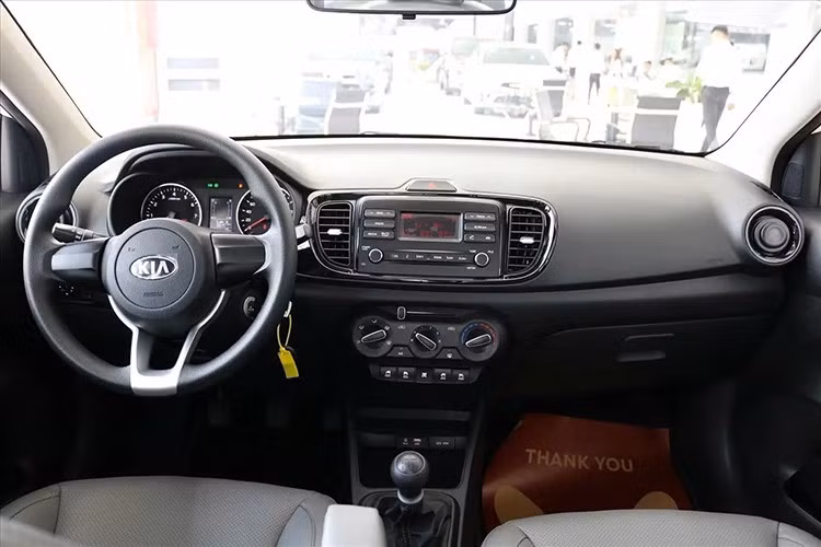 Xe sở hữu: vô lăng ba chấu, bọc da có tích hợp thêm nút bấm điều chỉnh âm lượng, menu giải trí... Phía sau là cụm đồng hồ với 2 đồng hồ Analog và 1 màn hình nhỏ giúp hiển thị thông tin hỗ trợ lái. Chính giữa là màn hình giải trí cảm ứng có kích thước 7 inch có tích hợp camera lùi; có khả năng kết nối Apple CarPlay và Android Auto.