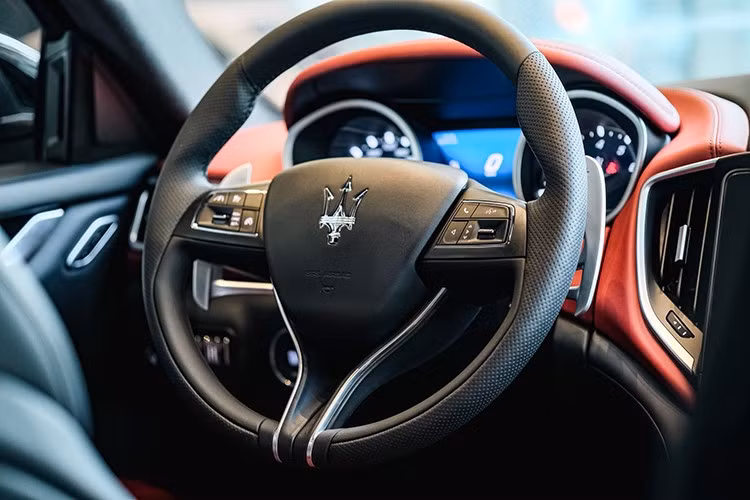 Ngay cả vô lăng cũng được bọc da thể thao tích hợp lẫy chuyển số. Không chỉ dừng lại ở đó, Maserati trang bị thêm cho chiếc Maserati Ghibli Ribelle gói phụ kiện Ribelle Plus bao gồm thêm lót cửa sổ riêng tư nhìn 1 chiều, vừa chống nhiệt vừa tăng cường khả năng cách âm, tăng thêm vẻ đẹp cho xe.